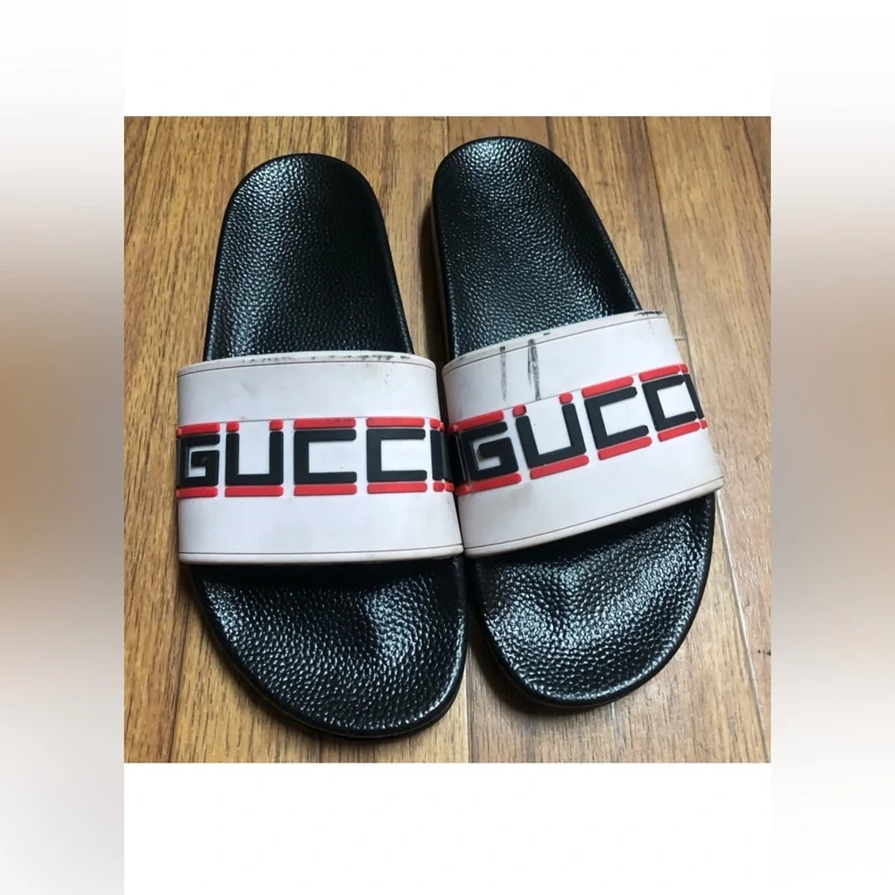 Gucci Black and White Logo Slides